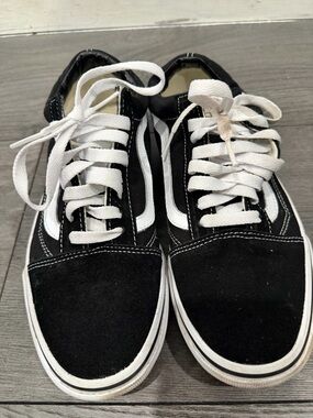 Men's Black & White Low-Top Skate Sneakers